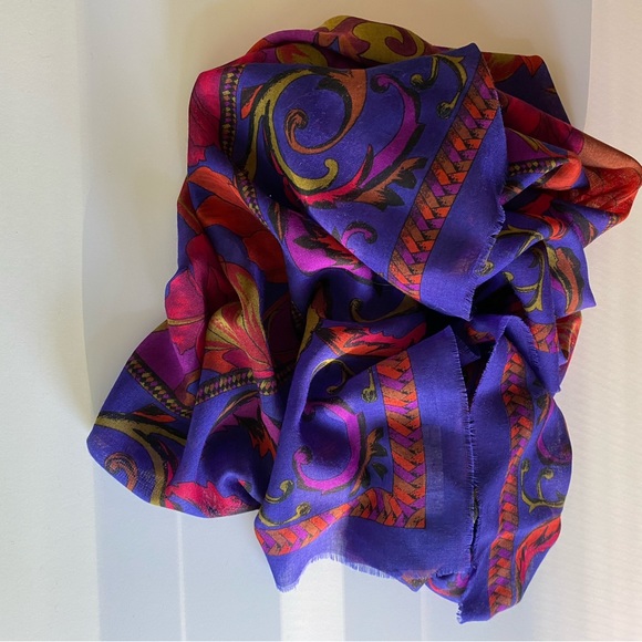 This is a beautiful, elegant , French design, made in Italy, shawl. - Picture 1 of 5